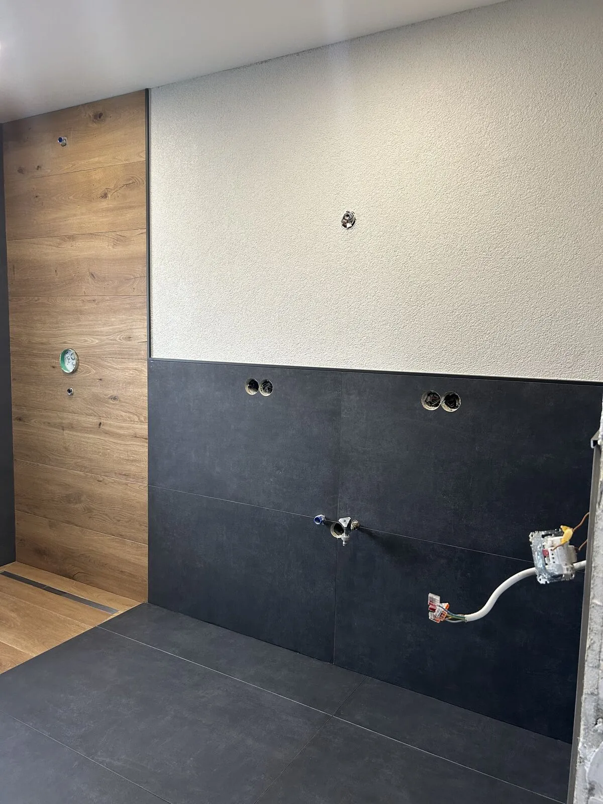 Modernes Bad in Anthrazit mit Holz-Akzent