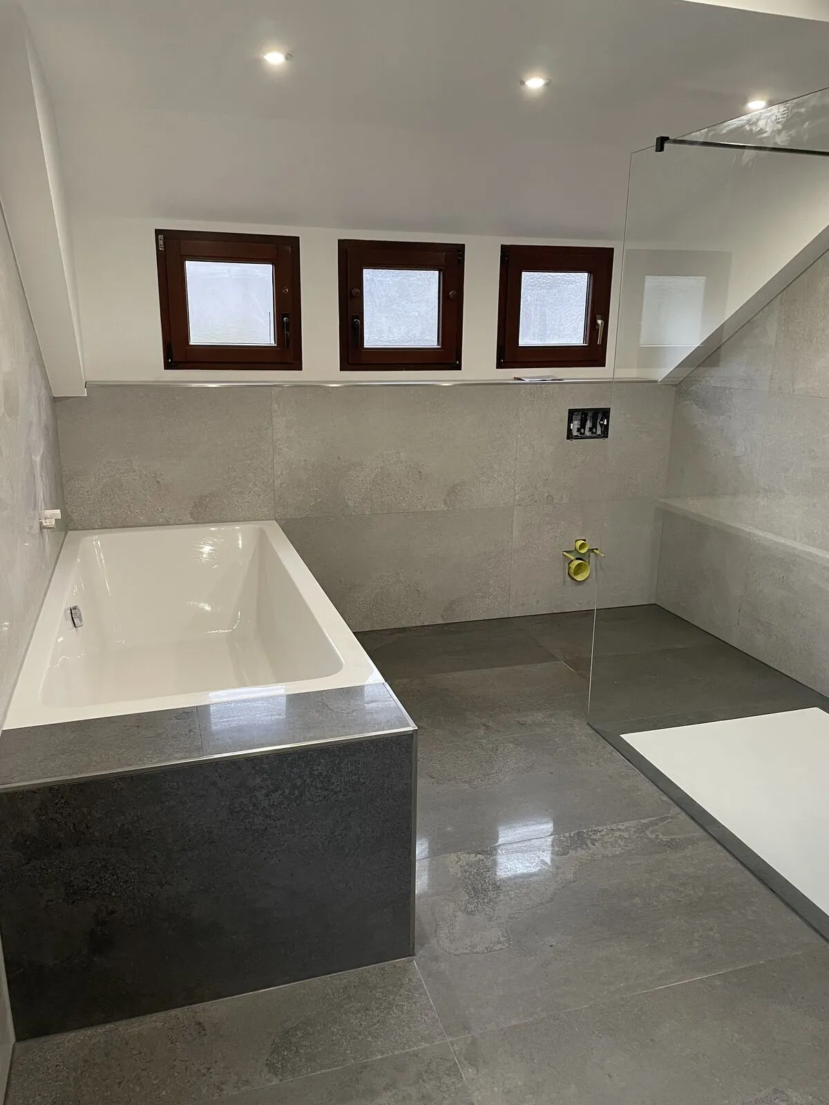 Komplett saniertes Bad mit Walk-in Dusche und Wanne