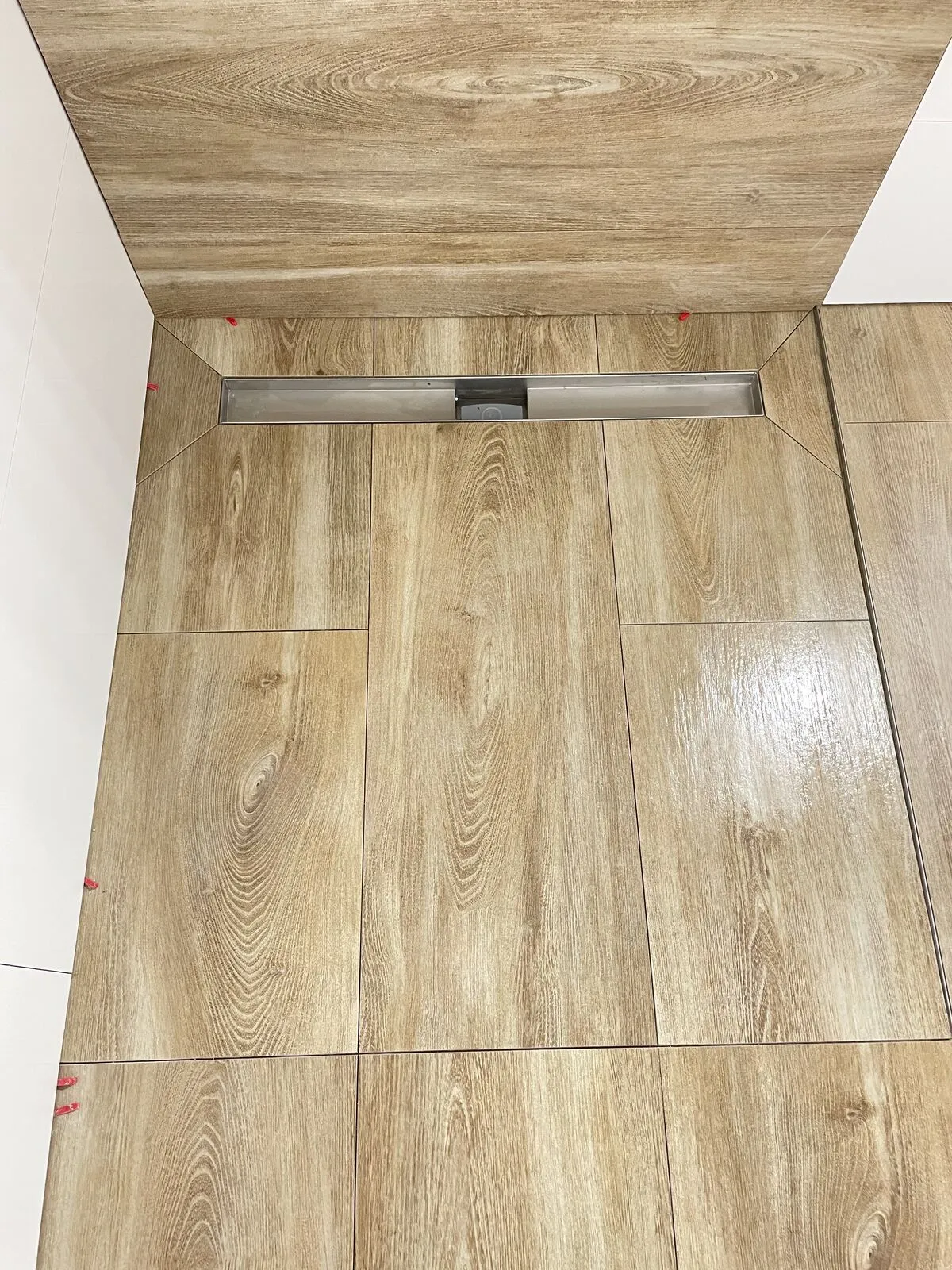 Walk-in Dusche mit Holzoptik-Fliesen