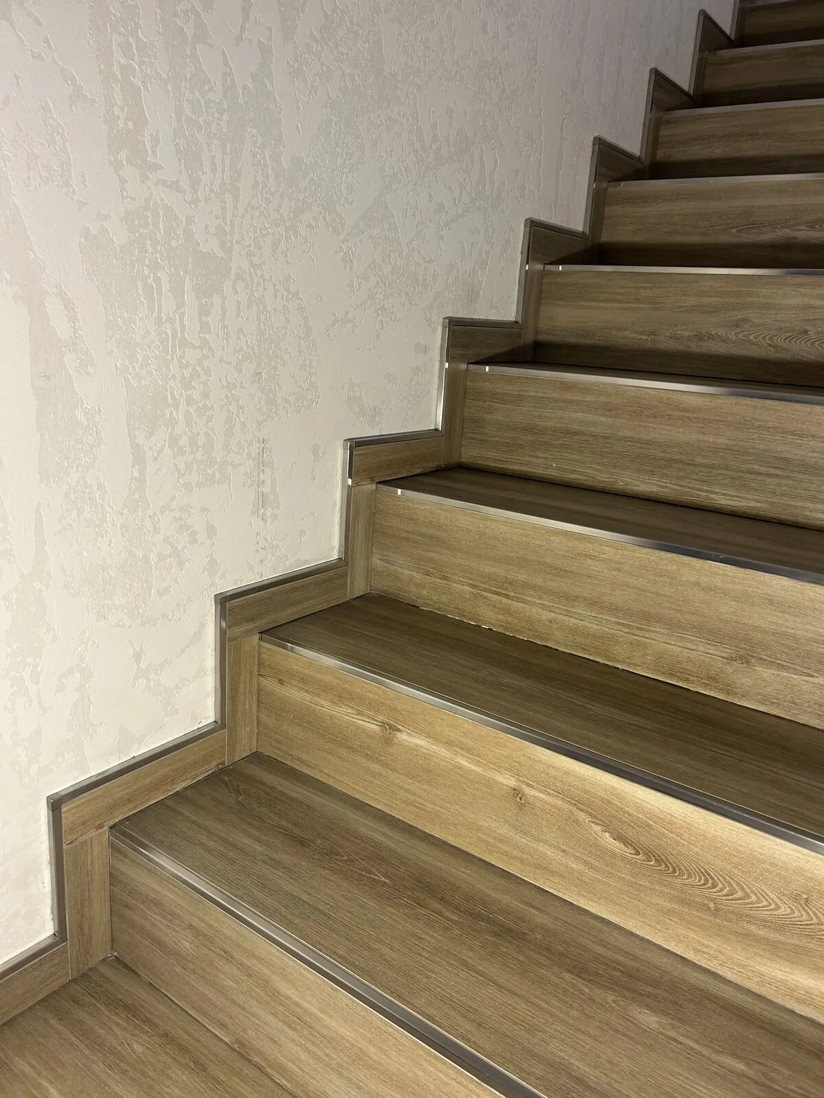 Treppe verkleidet in Holzoptik-Fliesen